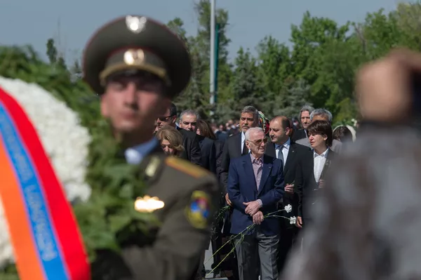 Всемирно известный певец Шарль Азнавур прилетел в Ереван в четверг вечером для участия в мероприятиях по случаю 101-й годовщины Геноцида армян. Всемирно известный певец Шарль Азнавур прилетел в Ереван в четверг вечером для участия в мероприятиях по случаю 101-й годовщины Геноцида армян. - Sputnik Армения