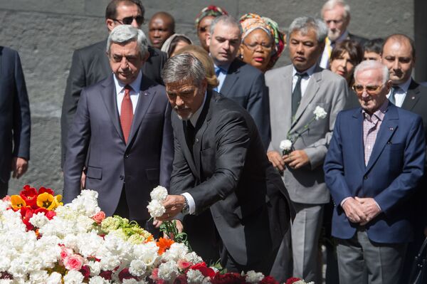 Голливудский актер Джордж Клуни вместе с президентом Армении Сержем Саргсяном посетил 24 апреля Мемориальный комплекс памяти жертв Геноцида армян в Цицернакаберде и возложил цветы к Вечному огню. - Sputnik Армения