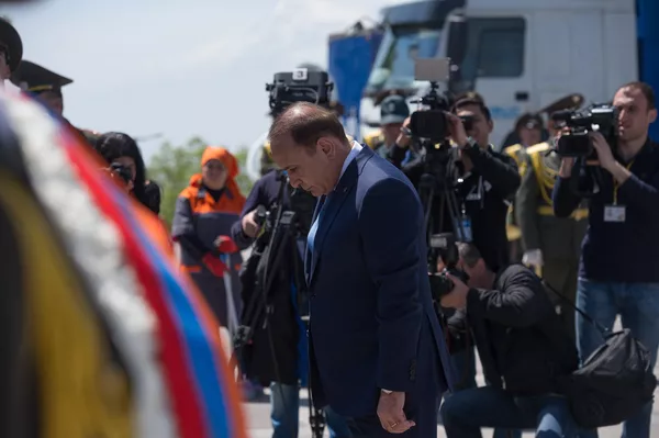 Премьер-министр Армении Овик Абраамян почтил память жертв Геноцида Премьер-министр Армении Овик Абраамян почтил память жертв Геноцида - Sputnik Армения