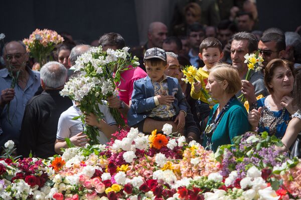 Тысячи цветов возлагают к вечному огню в память о жертвах ужасных событий. - Sputnik Армения