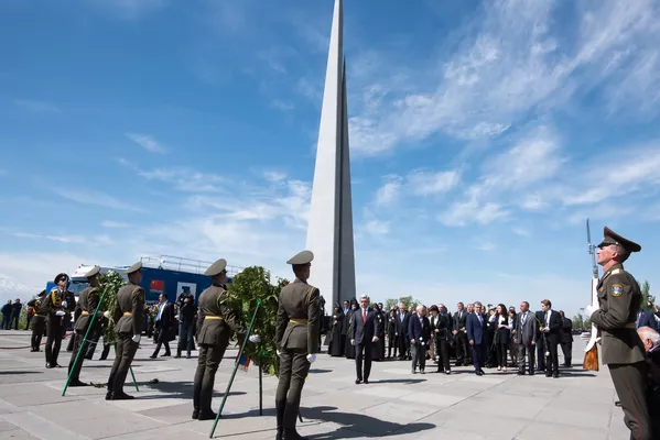 44-метровая стела в комплексе символизирует волю к возрождению армянского народа. Вдоль всей стелы от основания до вершины тянется глубокий разлом, разделяющий её на две части. Стрела символизирует расколотый армянский народ, меньшая часть которого живёт в Армении, а большая — в диаспоре. 44-метровая стела в комплексе символизирует волю к возрождению армянского народа. Вдоль всей стелы от основания до вершины тянется глубокий разлом, разделяющий её на две части. Стрела символизирует расколотый армянский народ, меньшая часть которого живёт в Армении, а большая — в диаспоре. - Sputnik Армения