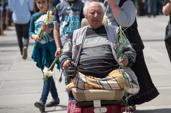 Сотни людей, имеющих инвалидность, а также учеников из различных школ Армении возложили цветы к мемориальному комплексу Цицернакаберд, посвященному жертвам Геноцида армян. Сотни людей, имеющих инвалидность, а также учеников из различных школ Армении возложили цветы к мемориальному комплексу Цицернакаберд, посвященному жертвам Геноцида армян. - Sputnik Армения