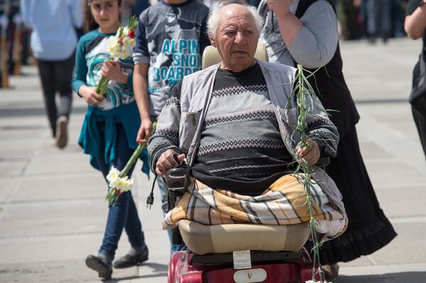 Сотни людей, имеющих инвалидность, а также учеников из различных школ Армении возложили цветы к мемориальному комплексу Цицернакаберд, посвященному жертвам Геноцида армян. - Sputnik Армения