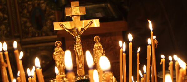 Распятие и свечи Распятие и свечи - Sputnik Армения