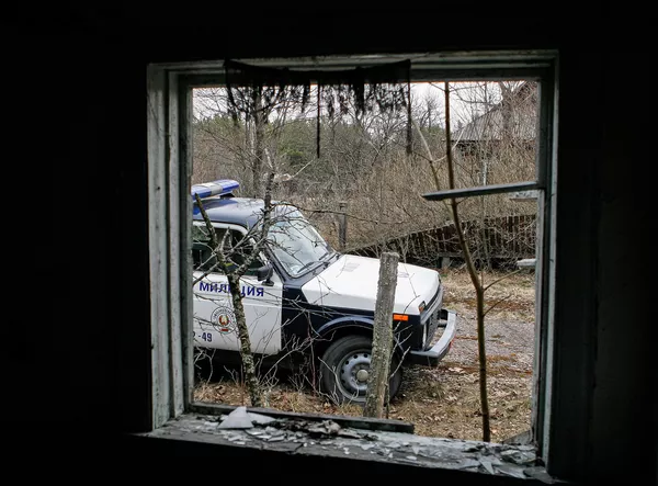 Вид на патрульную машину из брошенного дома в зоне отчуждения ЧАЭС. Сотрудники милиции обычно осматривают пустующие дома, нет ли там посторонних лиц. Вид на патрульную машину из брошенного дома в зоне отчуждения ЧАЭС. Сотрудники милиции обычно осматривают пустующие дома, нет ли там посторонних лиц. - Sputnik Армения