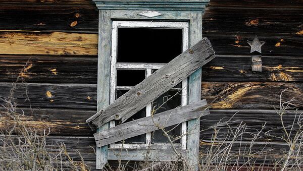 Заброшенный дом в отселенной деревне. На стене сохранился знак, что в доме жил ветеран, награжденный Красной Звездой. - Sputnik Արմենիա