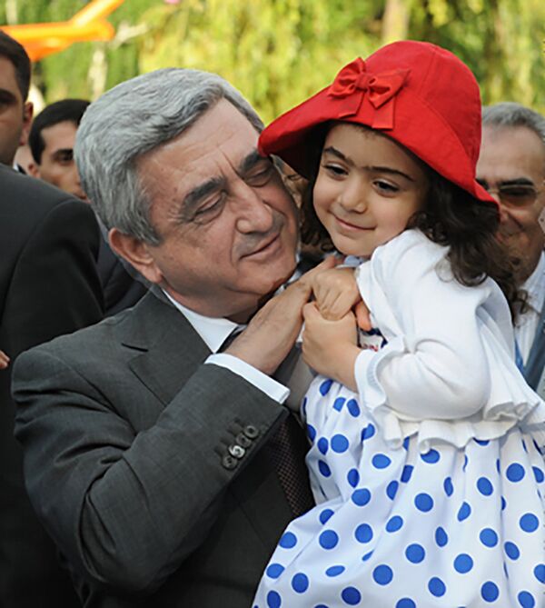 Серж Саргсян с внучкой Серж Саргсян с внучкой - Sputnik Армения