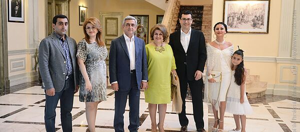 Президент Армении Серж Саргсян с семьей - Sputnik Արմենիա