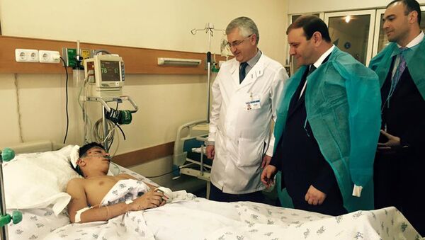 Мэр Еревана Тарон Маргарян навестил пострадавших в результате взрыва автобуса - Sputnik Армения