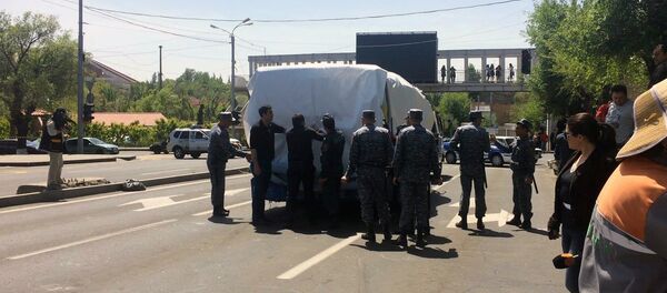 В Ереване взорвался автобус В Ереване взорвался автобус - Sputnik Армения