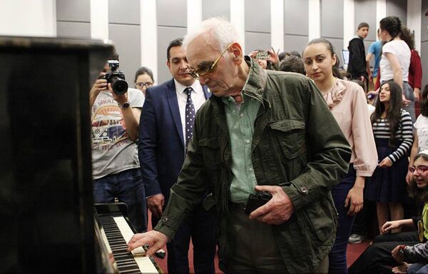 Шарль Азнавур в центре Тумо - Sputnik Արմենիա