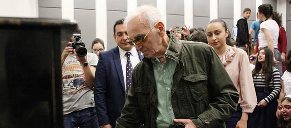 Шарль Азнавур в центре Тумо Шарль Азнавур в центре Тумо - Sputnik Արմենիա