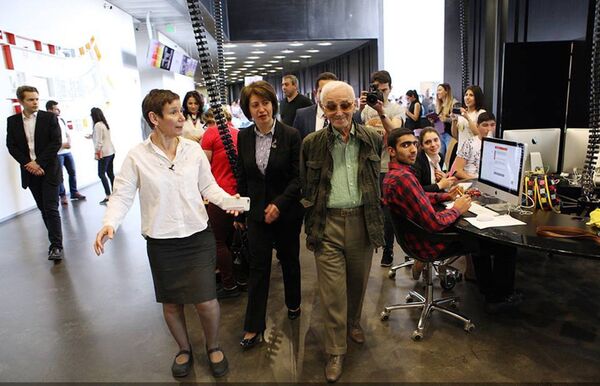 Шарль Азнавур в центре Тумо - Sputnik Արմենիա