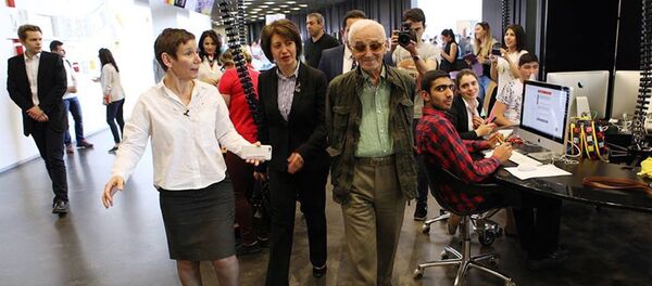 Шарль Азнавур в центре Тумо Шарль Азнавур в центре Тумо - Sputnik Армения