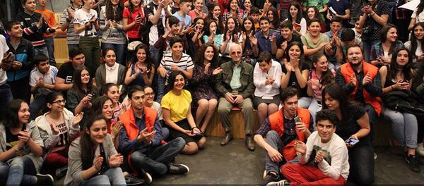 Шарль Азнавур в центре Тумо Шарль Азнавур в центре Тумо - Sputnik Արմենիա