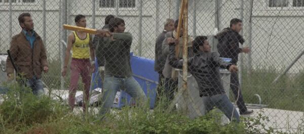 Спутник_Мигранты закидывали полицейских камнями в лагере беженцев на Лесбосе - Sputnik Армения