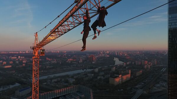 СПУТНИК_С риском для жизни: руферы забрались на стрелку башенного крана в Москве - Sputnik Армения