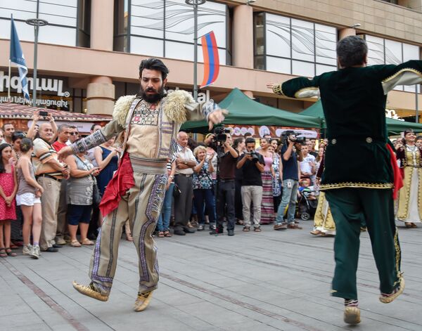 Երևանում անցկացվեց հայկական տարազի առաջին փառատոնը - Sputnik Արմենիա