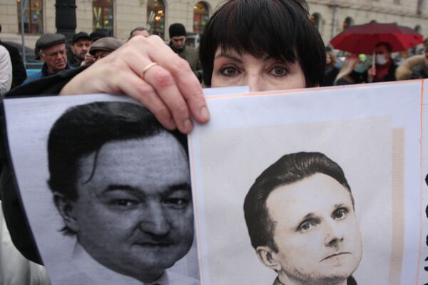 Участница митинга за реформу правоохранительных органов. На фотографиях Сергей Магнитский и Алексей Пичугин Участница митинга за реформу правоохранительных органов. На фотографиях Сергей Магнитский и Алексей Пичугин - Sputnik Армения