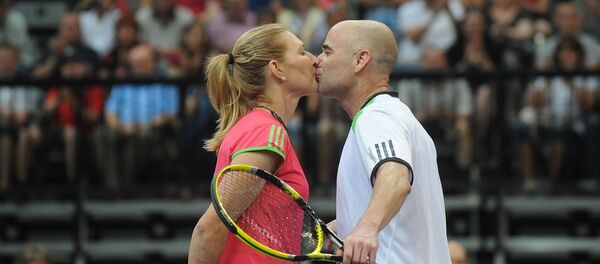Поцелуй супругов Андре Агасси и Штефи Граф - Sputnik Армения