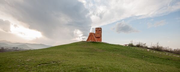 Памятник Мы-наши горы. Степанакерт. НКР Памятник Мы-наши горы. Степанакерт. НКР - Sputnik Արմենիա