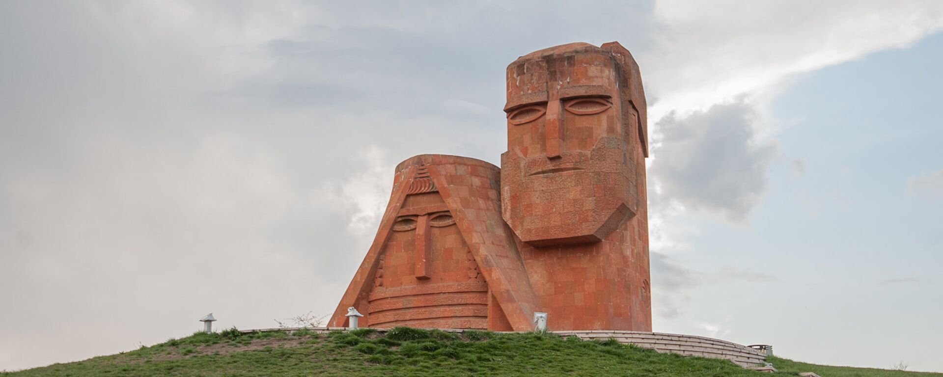 Памятник Мы-наши горы. Степанакерт. НКР - Sputnik Армения, 1920, 02.09.2021