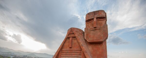 Памятник Мы-наши горы. Степанакерт. НКР - Sputnik Армения