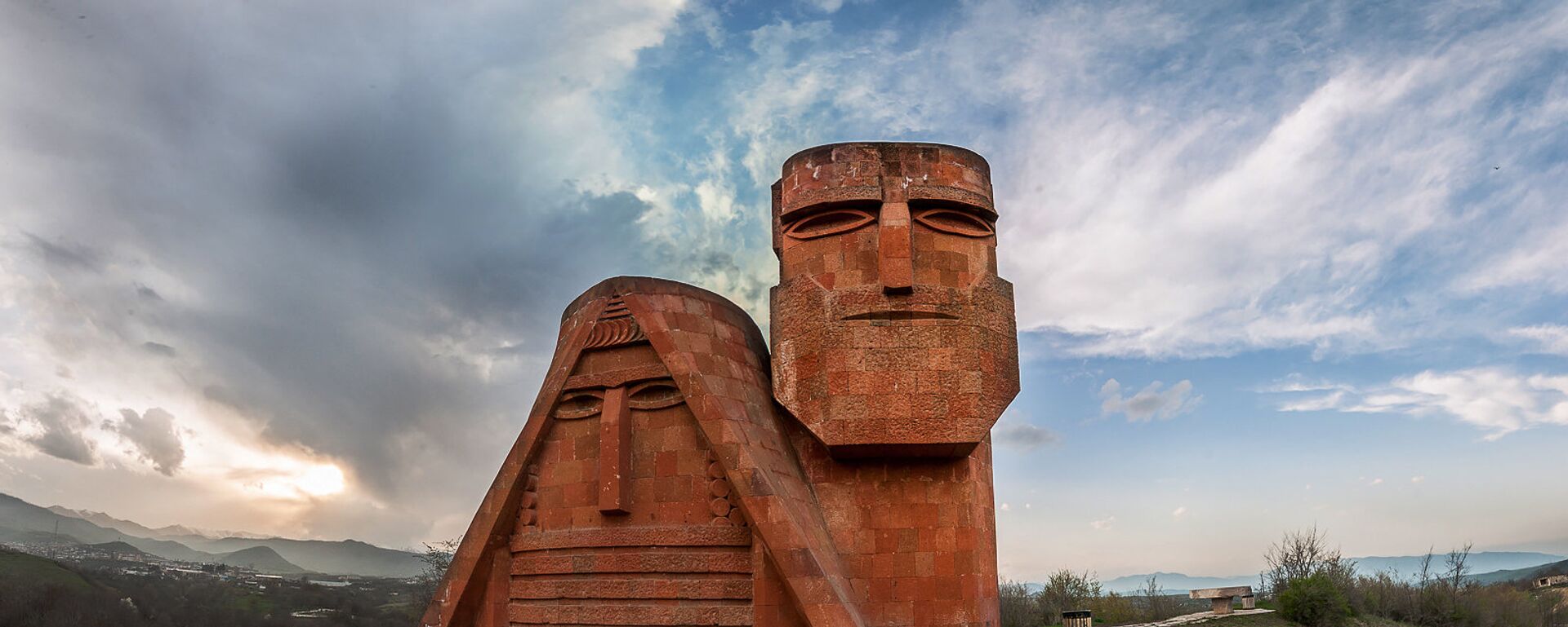 Памятник Мы-наши горы. Степанакерт. НКР - Sputnik Армения, 1920, 20.05.2016