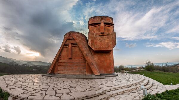 Памятник Мы-наши горы. Степанакерт. НКР - Sputnik Армения