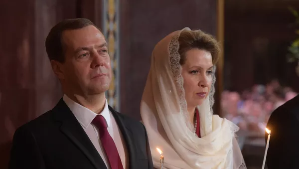 Президент РФ В. Путин и премьер-министр РФ Д. Медведев на пасхальном богослужении в храме Христа Спасителя в Москве - Sputnik Армения