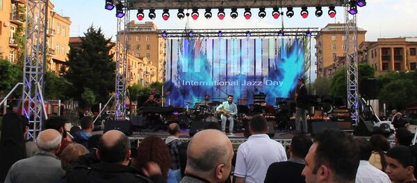 Фестиваль, приуроченный к Международному дню джаза, прошел в центре Еревана - Sputnik Армения