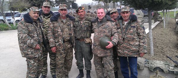 С каской стоя С каской стоя - Sputnik Արմենիա