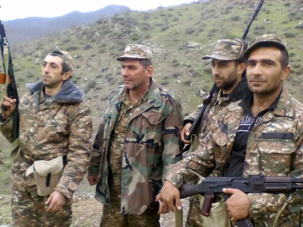 Юра Алексанян (второй слева) с бойцами-добровольцами Юра Алексанян (второй слева) с бойцами-добровольцами - Sputnik Արմենիա