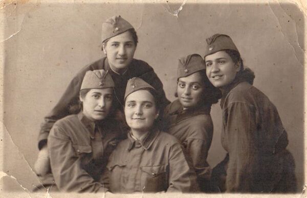 А он стрелял и улыбался: Розалия Абгарян знает, за что не ругали на той войне - Sputnik Армения