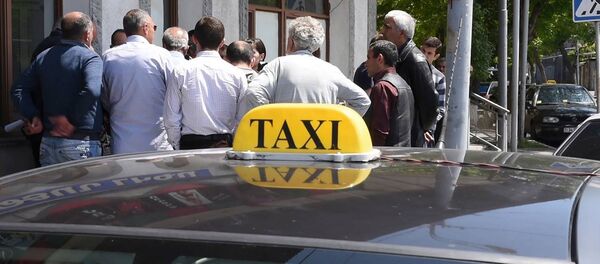 Таксисты требуют направить взимаемые с них налоги на нужды армии Таксисты требуют направить взимаемые с них налоги на нужды армии - Sputnik Армения