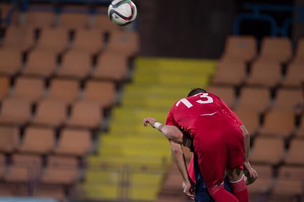 Футболист команды Мика Дмитрий Кудирин ведет воздушную дуэль за мяч. - Sputnik Армения