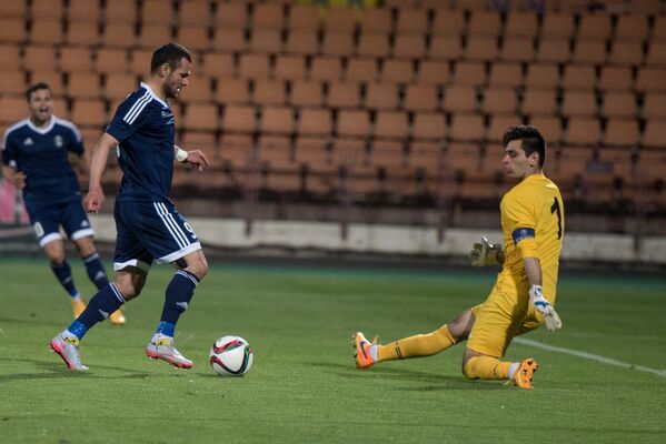 «Բանանցի» հարձակվող Ացամազ Բուրաևը գրավում է «Միկայի» դարպասապահ Արսեն Բեգլարյանի պաշտպանած դարպասը 2015/16 մրցաշրջանի Հայաստանի գավաթի խաղարկության եզրափակիչ խաղում: - Sputnik Արմենիա