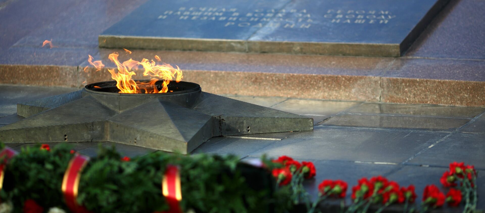 Братская могила на Аллее Героев в Волгограде - Sputnik Армения, 1920, 17.12.2019