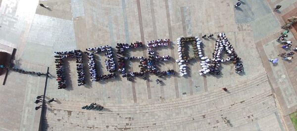 Сотни людей станцевали вальс и выстроились в слово Победа Сотни людей станцевали вальс и выстроились в слово Победа - Sputnik Արմենիա