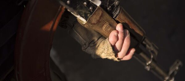 Человек с автоматом. Архивное фото. - Sputnik Армения