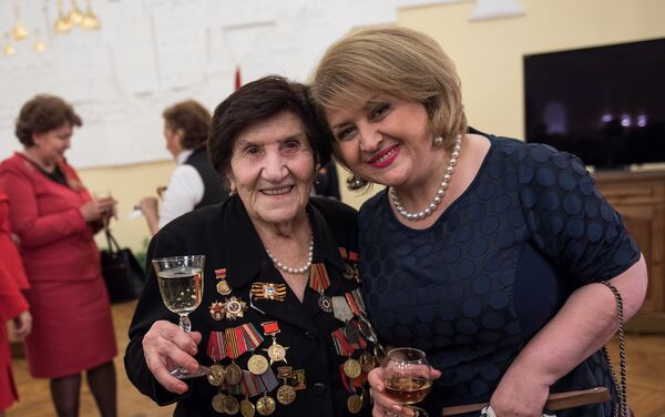 Прием в посольстве РФ в РА по случаю 71-й годовщины Победы в ВОВ. Розалия Абгарян и Рита Саргсян - Sputnik Армения