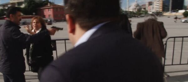 СПУТНИК_Неизвестный выстрелил в главного редактора Cumhuriyet у здания суда в Стамбуле СПУТНИК_Неизвестный выстрелил в главного редактора Cumhuriyet у здания суда в Стамбуле - Sputnik Армения