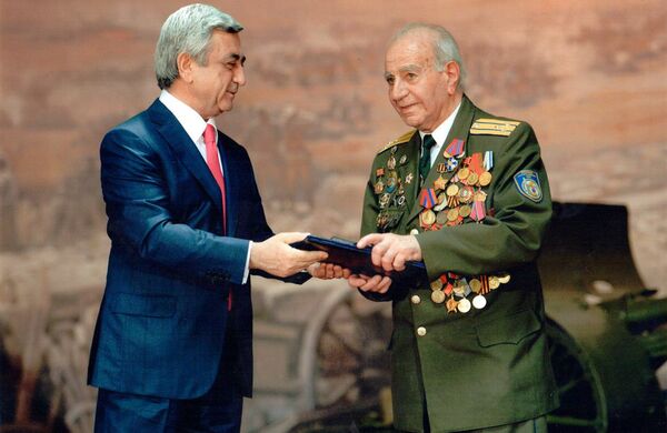 Ветеран ВОВ Петрос Петросян и президент Армении Серж Саргсян - Sputnik Армения