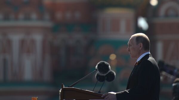 Президент РФ В.Путин и премьер-министр РФ Д.Медведеев на военном параде в честь 71-й годовщины Победы в ВОВ - Sputnik Армения