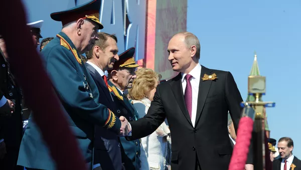 Президент РФ В.Путин и премьер-министр РФ Д.Медведеев на военном параде в честь 71-й годовщины Победы в ВОВ - Sputnik Армения