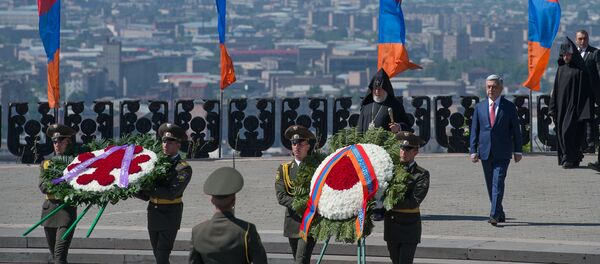 Президент Армении Серж Саргсян и католикос Гарегин II возложили цветы к Вечному огню в Парке победы Президент Армении Серж Саргсян и католикос Гарегин II возложили цветы к Вечному огню в Парке победы - Sputnik Армения