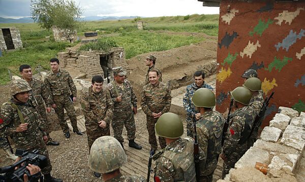 Премьер-министр Армении Овик Абраамян посетил боевые позиции в Нагорном Карабахе Премьер-министр Армении Овик Абраамян посетил боевые позиции в Нагорном Карабахе - Sputnik Армения