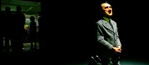 Скульптура стоящего на коленях Адольфа Гитлера Скульптура стоящего на коленях Адольфа Гитлера - Sputnik Արմենիա