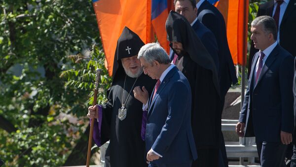 Президент Армении Серж Саргсян и Католикос Гарегин II в Парке Победы - Sputnik Армения