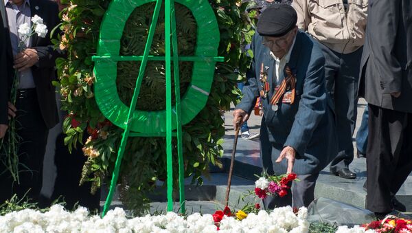 Ветеран ВОВ возлагает цветы к Вечному огню в Парке Победы - Sputnik Армения